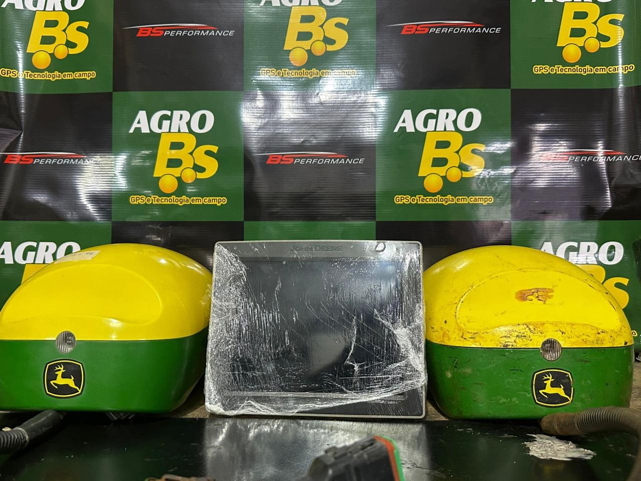 Duas antenas John Deere StarFire ao lado de um monitor, no painel da Agro BS
